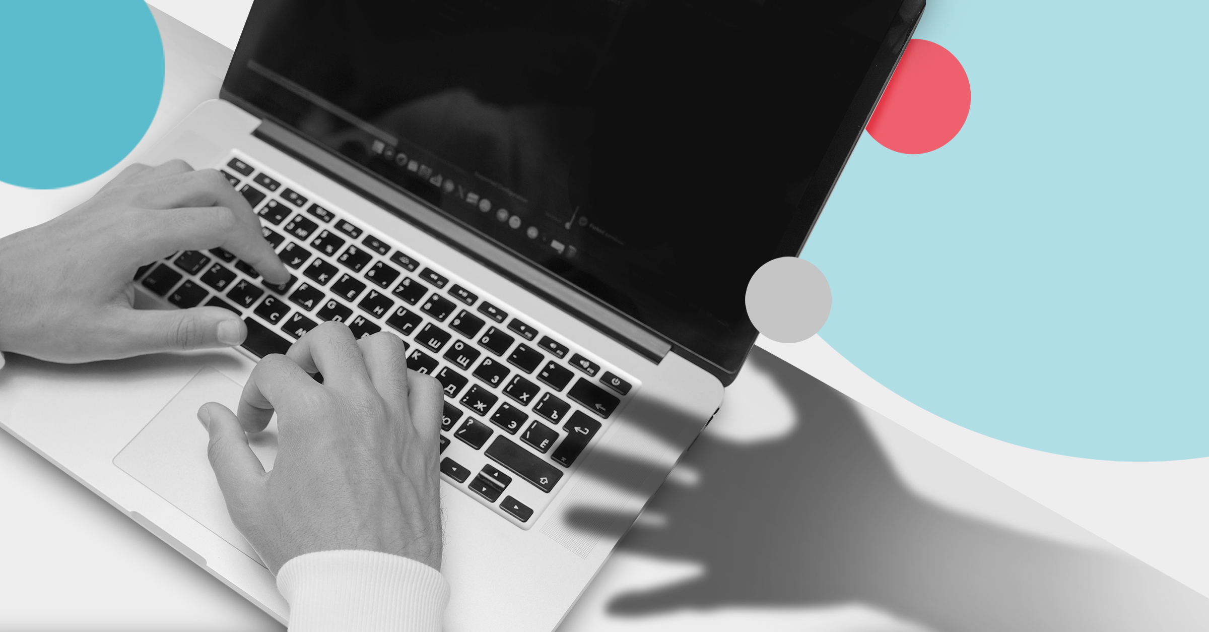 Een dreigende hand reikt naar iemands laptop