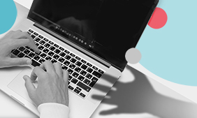 En truende hånd rækker ud efter en persons bærbare computer