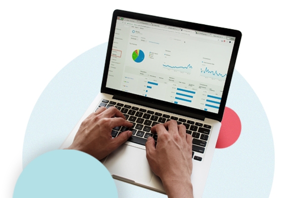 Hender på tastaturet til en bærbar PC