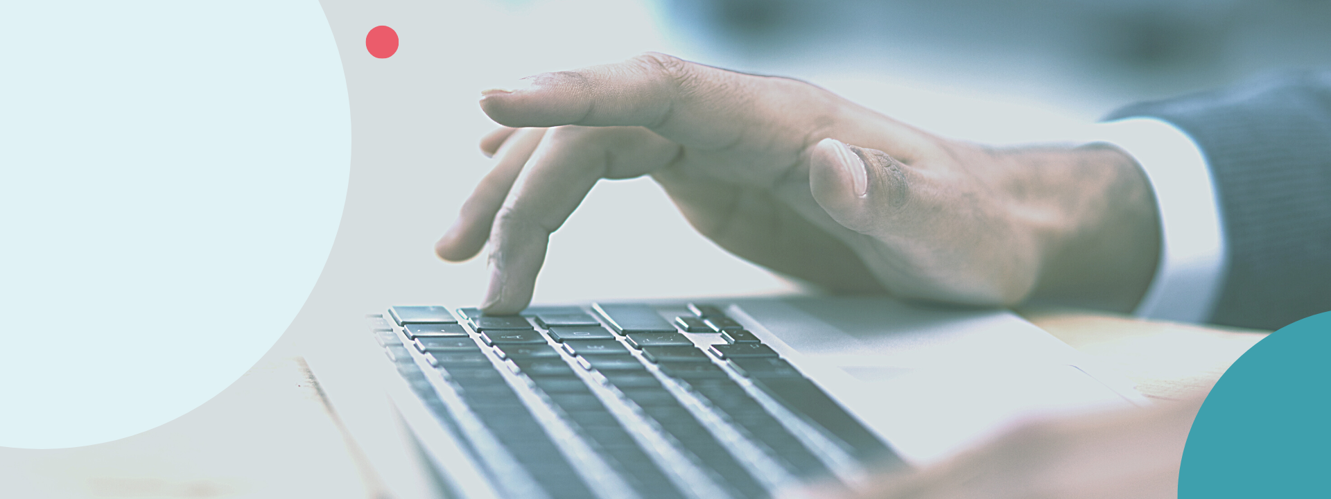 AI-prompts – Een man typt op een toetsenbord