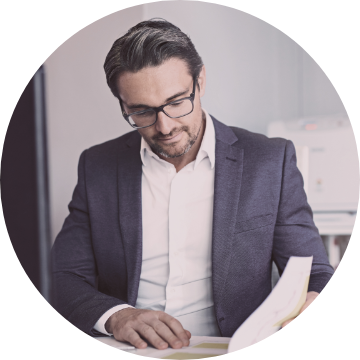 Man som läser dokument